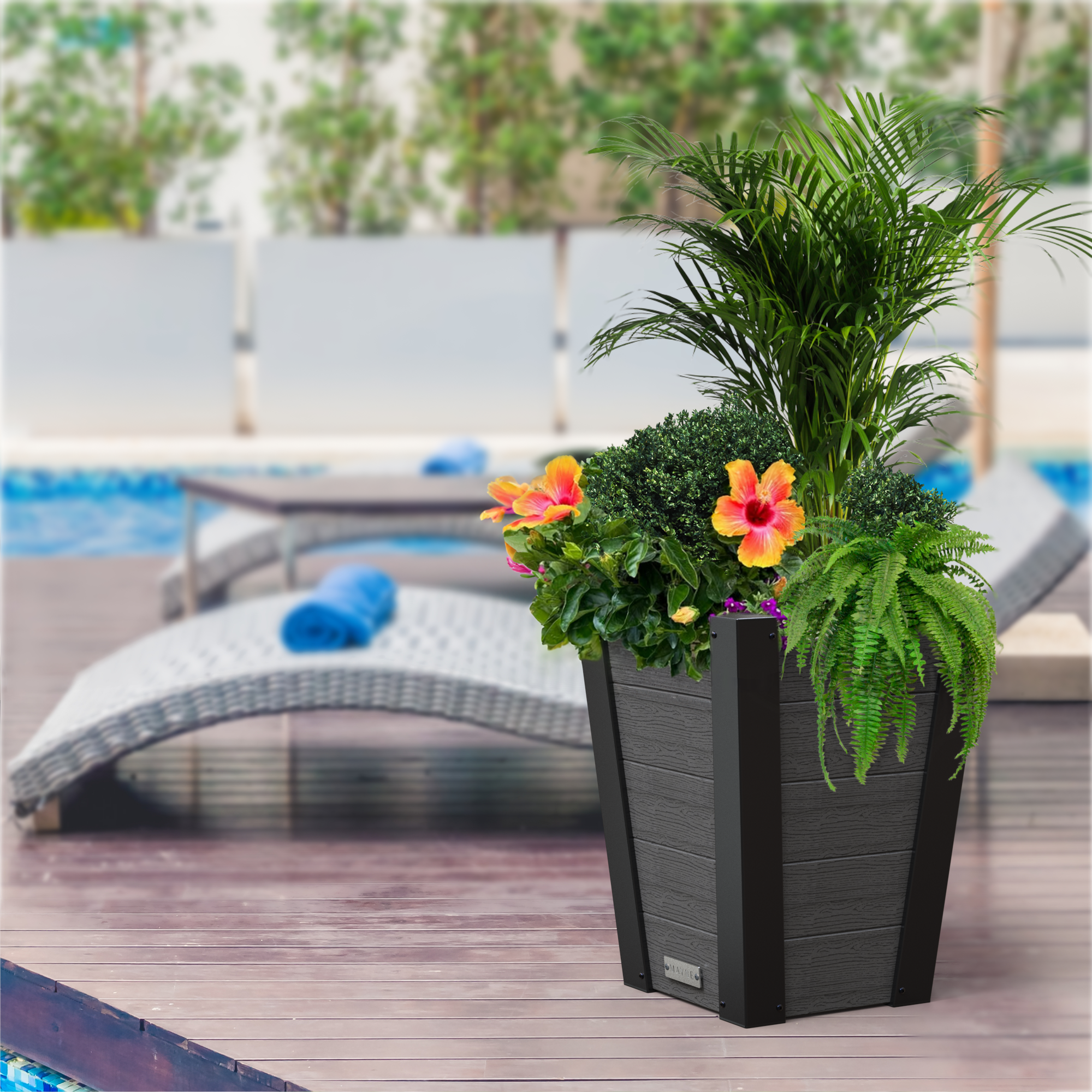 Mayne Horizon 18in Tall Planter
