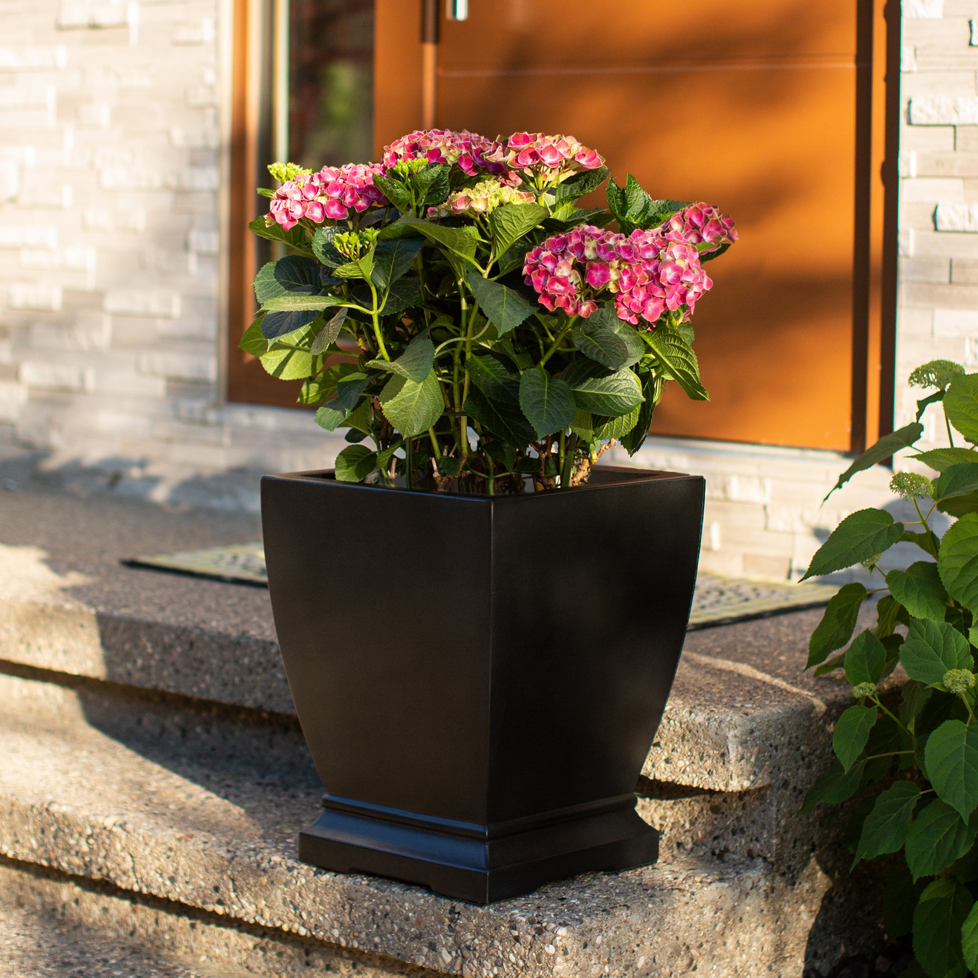 Mayne Acadia 18in Planter