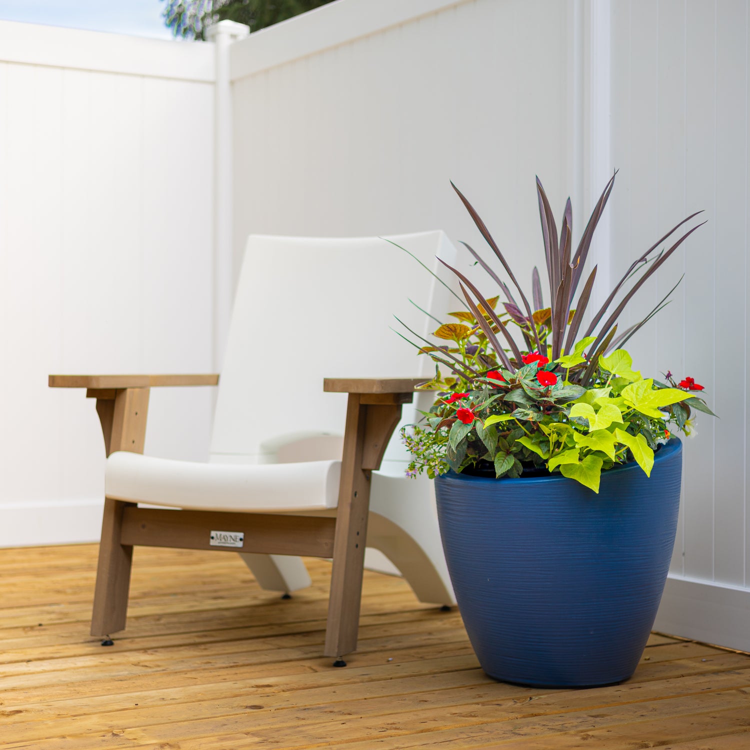 Mayne Modesto 20-Inch Round Indoor and Outdoor Planter